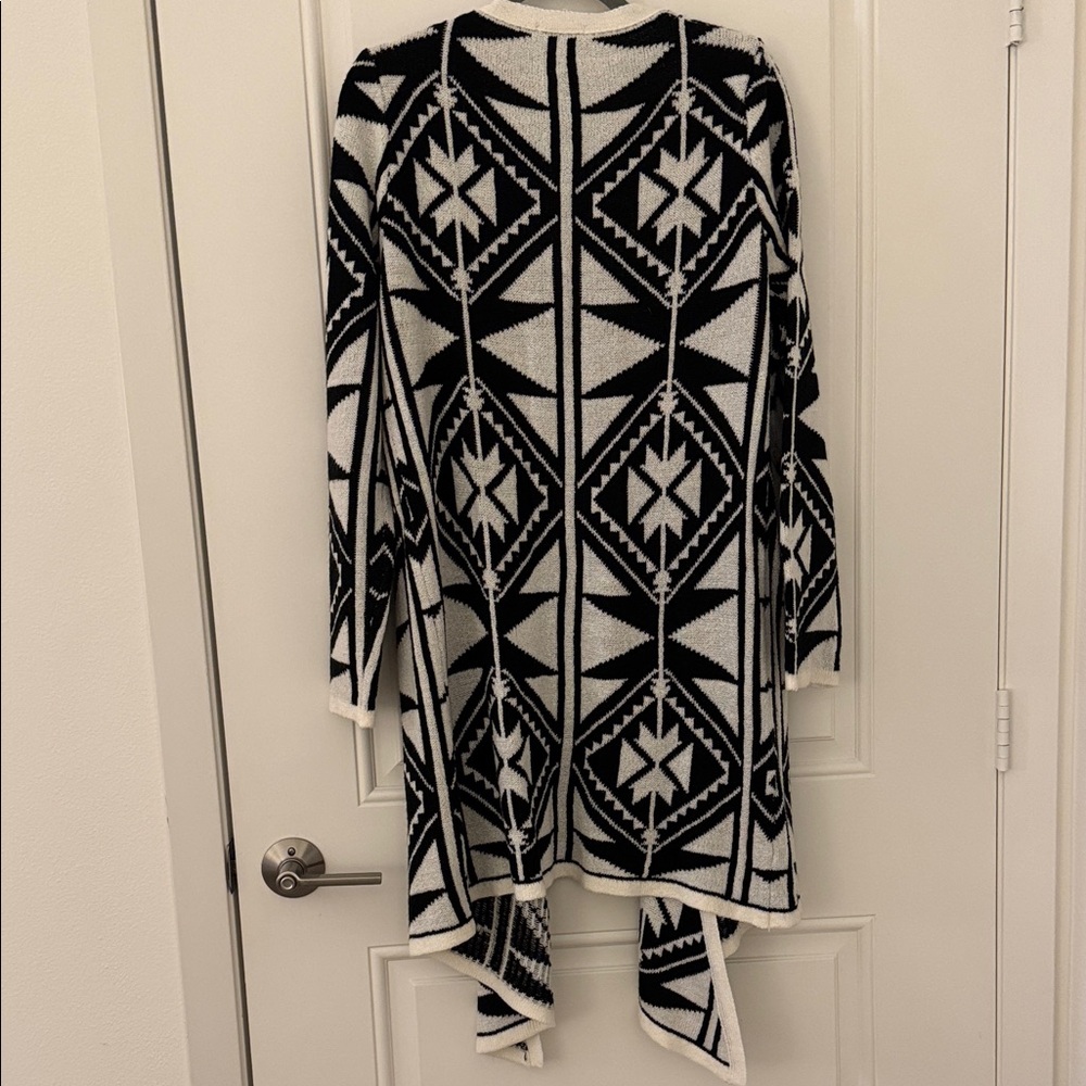 Chic Black and White Women's Cardigan - Picture 7 of 10
